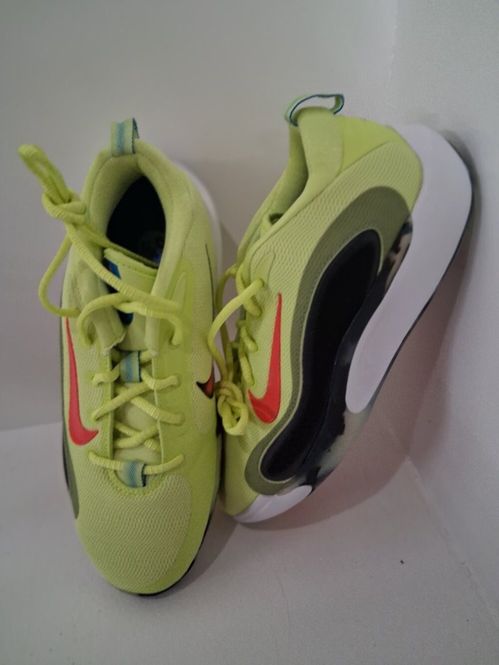 Nike IsoFly SE Women's Size 6.5 Color - Light Lemon Twist (NEW)